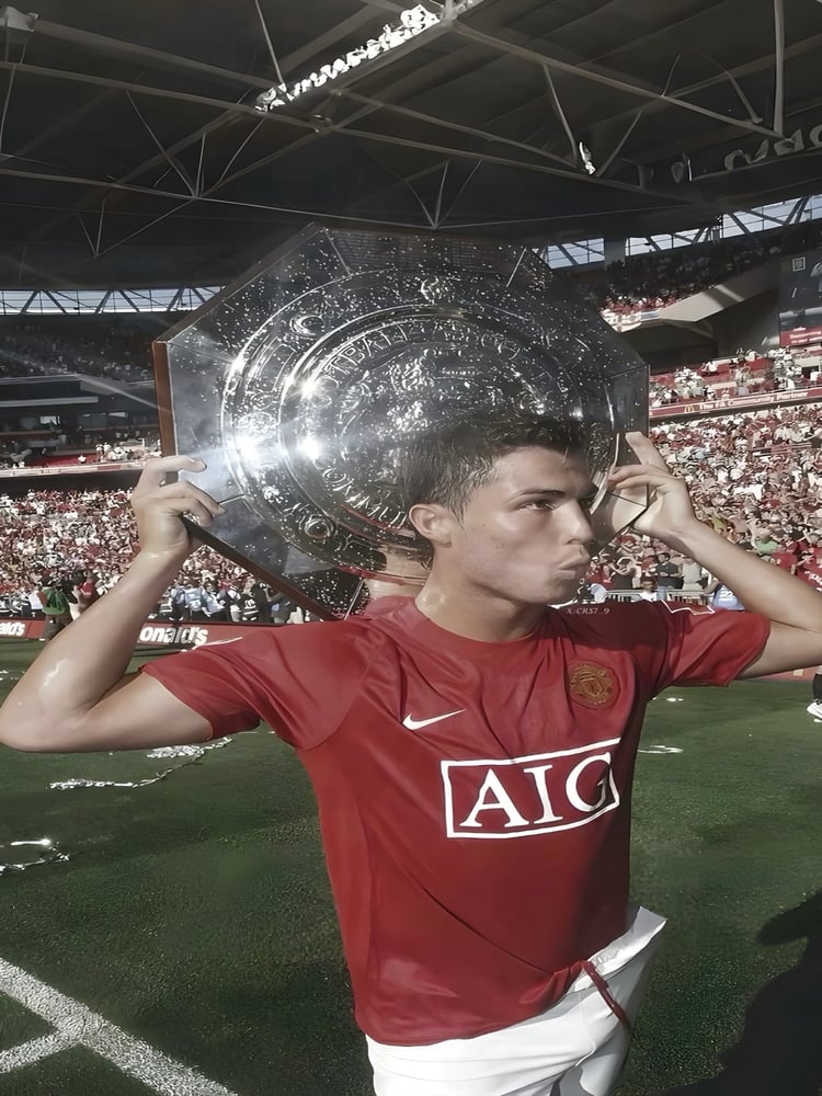 صور معدنية كريستيانو رونالدو – تصميم رفع الكأس بقميص يونايتد