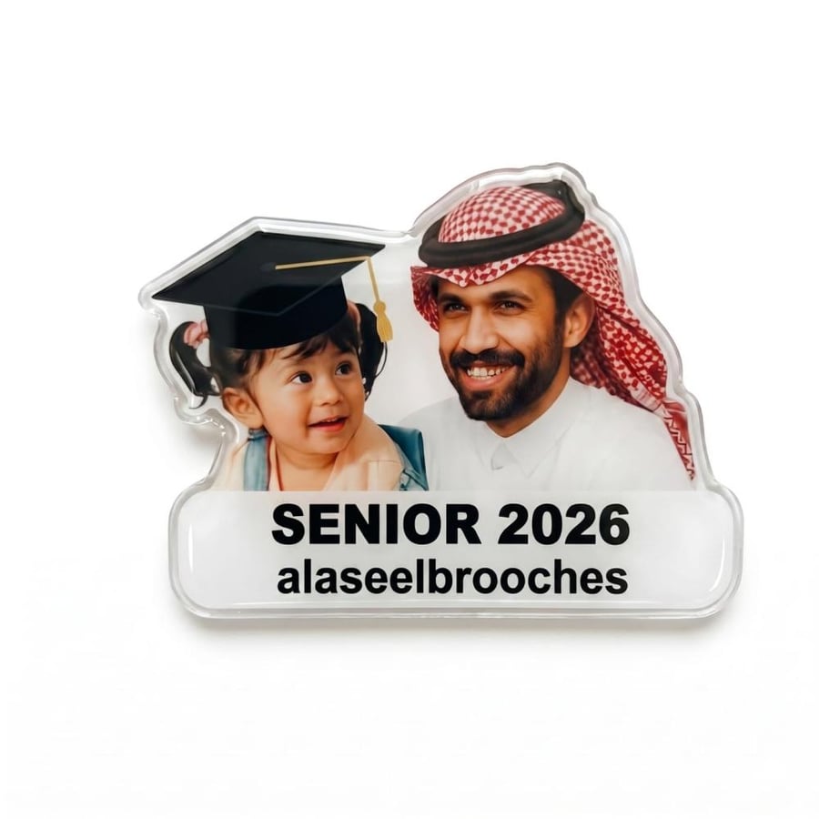 بروش تخرج أكريليك شفاف بصورة الخريجة ووالدها ونصوص سوداء