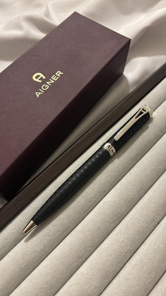 Black Agner pen with all its accessories