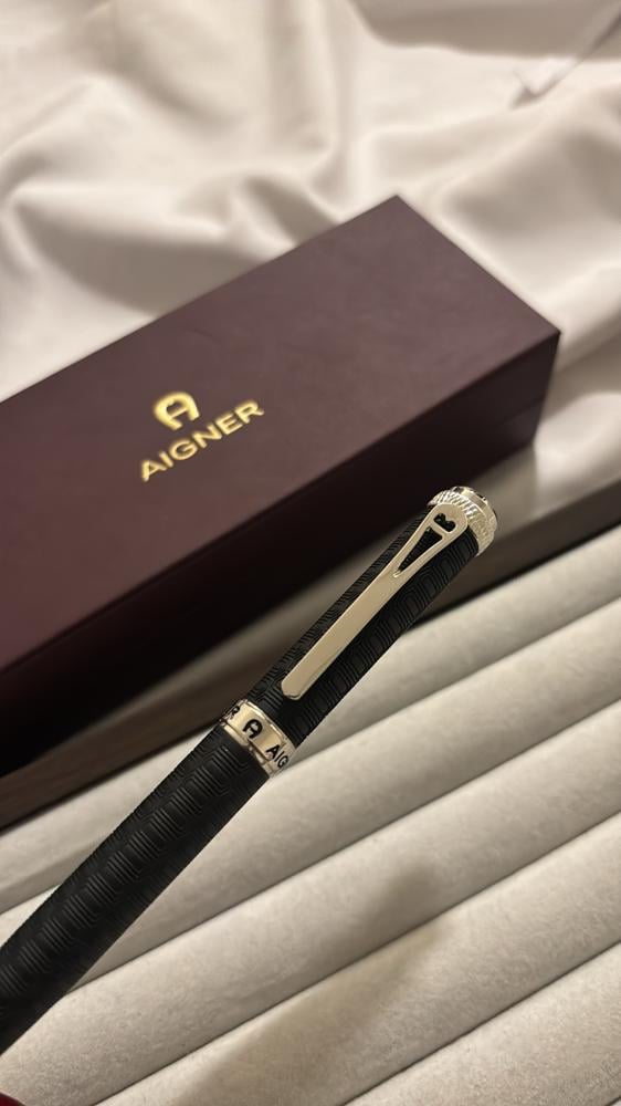 Black Agner pen with all its accessories