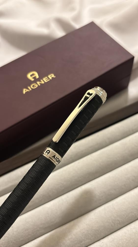 Black Agner pen with all its accessories