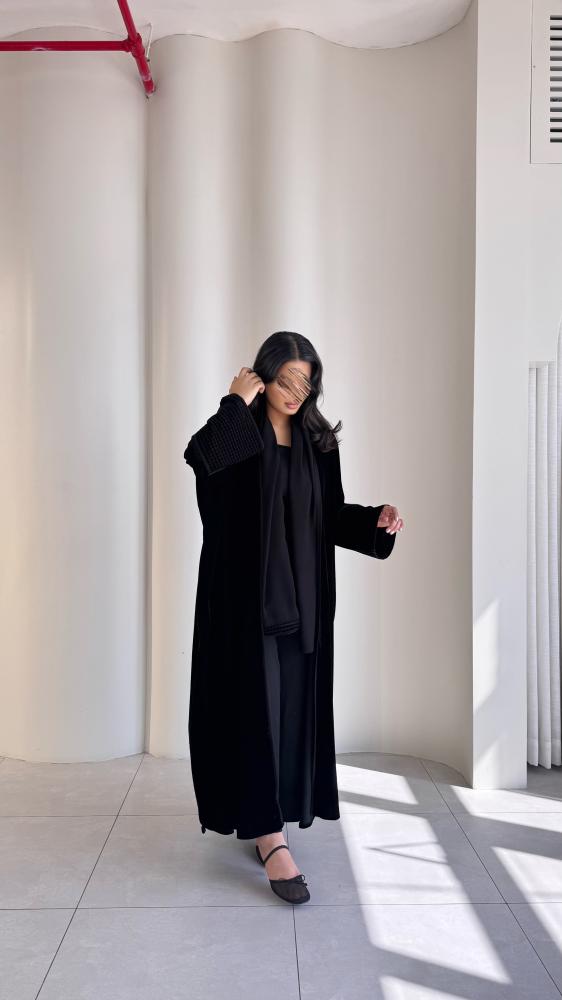 عبايات شتوية سوداء