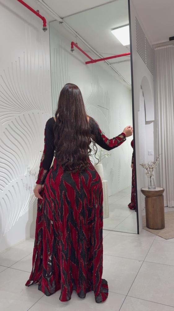 فستان اسود سكيني مع كلوش دانتيل وقطع مخمل مزين بالترتر