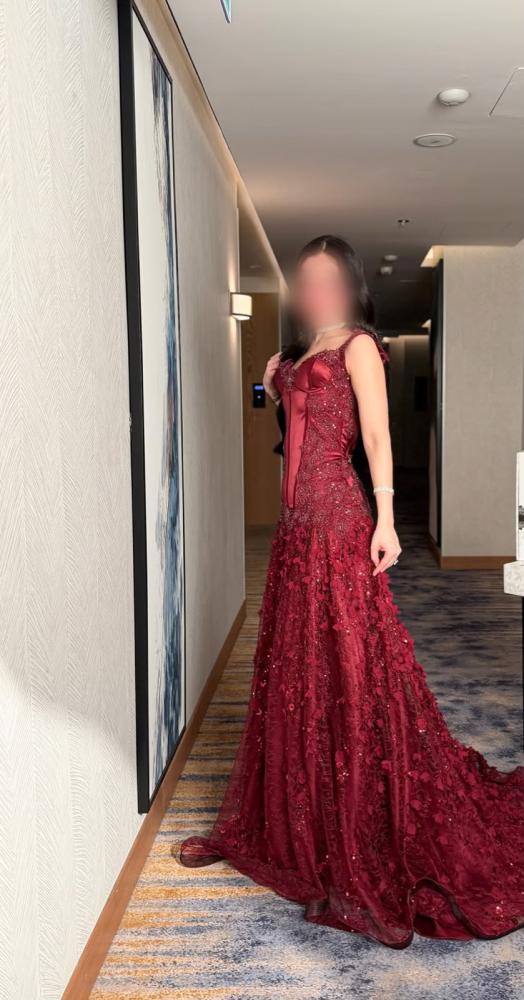 فستان سهرة عنابي فاخر بتصميم  كورسيه وتطريز ورود
