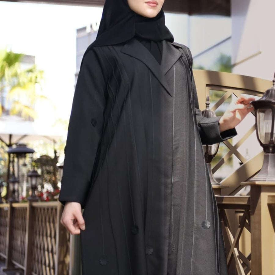 عباية سوداء ربع كلوش بقصة رسمية مزينة بقيطان وزهور سوداء