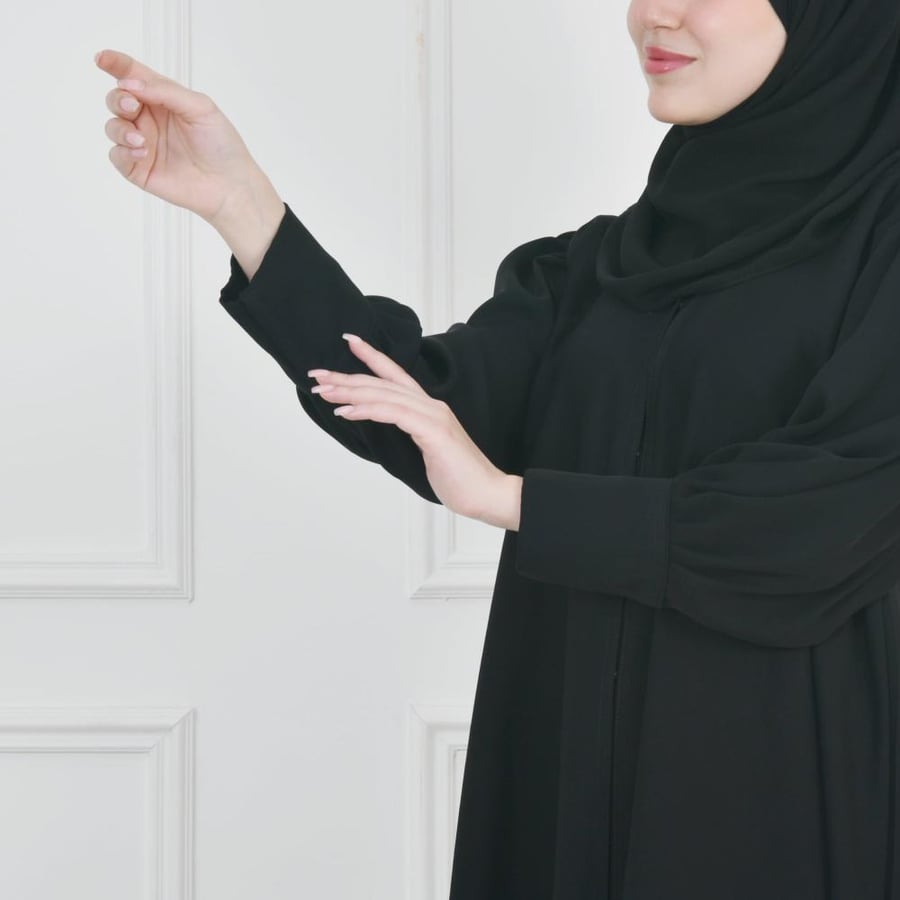 عباية سوداء ربع كلوش بأكمام عملية ضيقة تغلق بطقطق