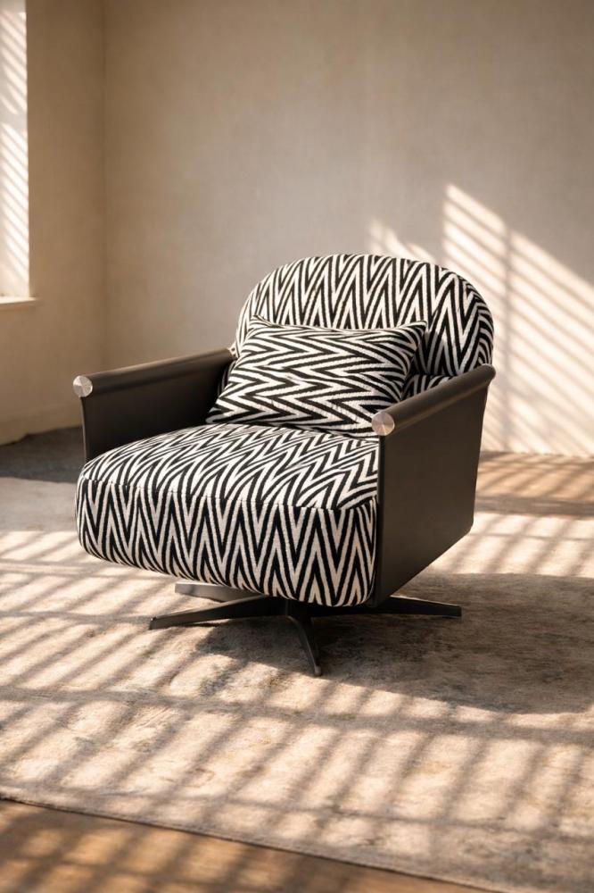 كرسي بنقشة هندسية