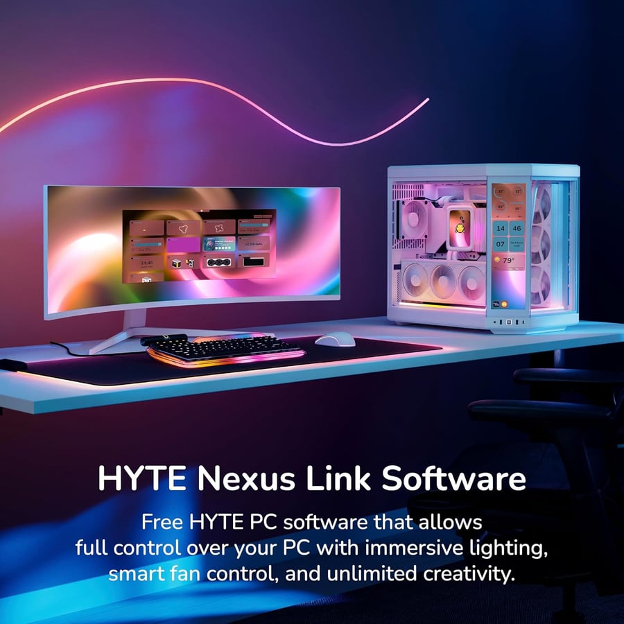 كيس HYTE Y70 أبيض بشاشة لمس مدمجة على جانبه موضوع على مكتب ألعاب مع