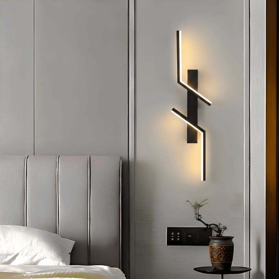إنارة جدارية LED سوداء بتصميم مودرن معلقة فوق سرير بجانب طاولة صغيرة
