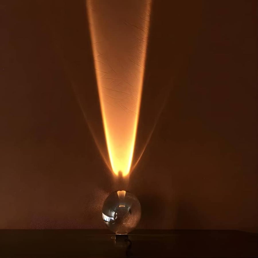 مصباح طاولة LED كريستالي يضيء بخط ضوء برتقالي دافئ