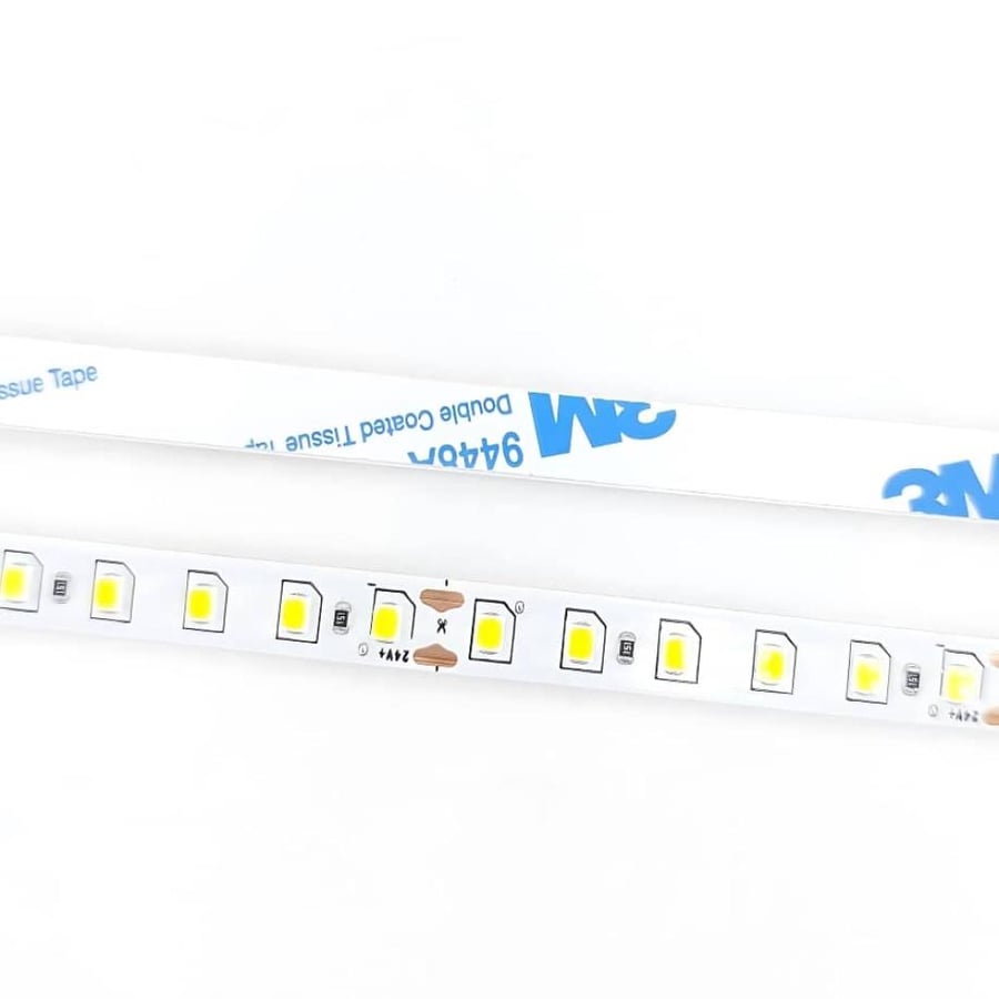 شريط زينة LED بروفايل أبيض مع وحدات إضاءة صفراء ممتدة على طول الشريط