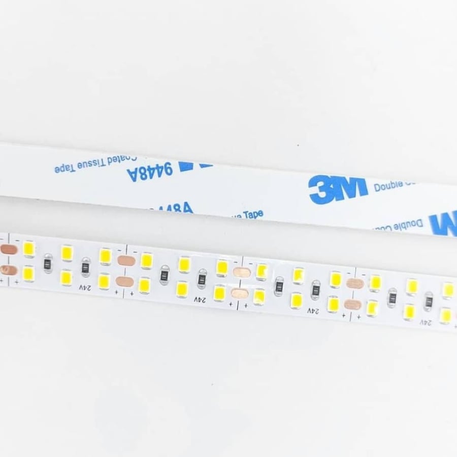 شريط LED بروفايل 5 متر بقوة 20 واط باللون الأصفر على خلفية بيضاء