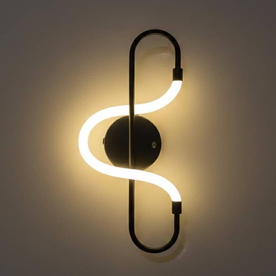 إنارة جدارية LED مودرن سوداء بتصميم حلزوني منحني مضاءة على حائط