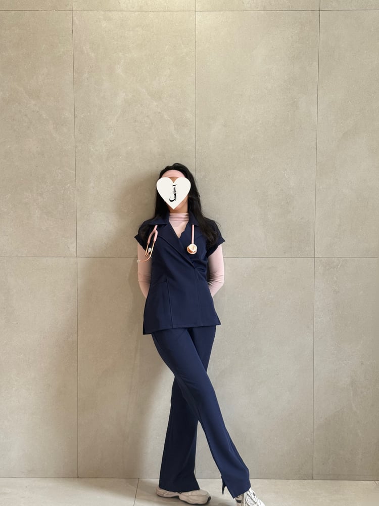 بنطال سكراب طبي نسائي | تصميم بليزر رسمي – كحلي (Navy Blue)