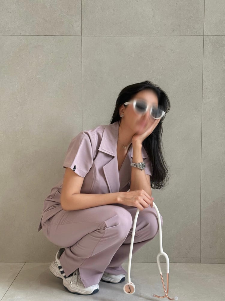 بنطال سكراب طبي نسائي | تصميم بليزر رسمي – غبار الورد (Mauve)