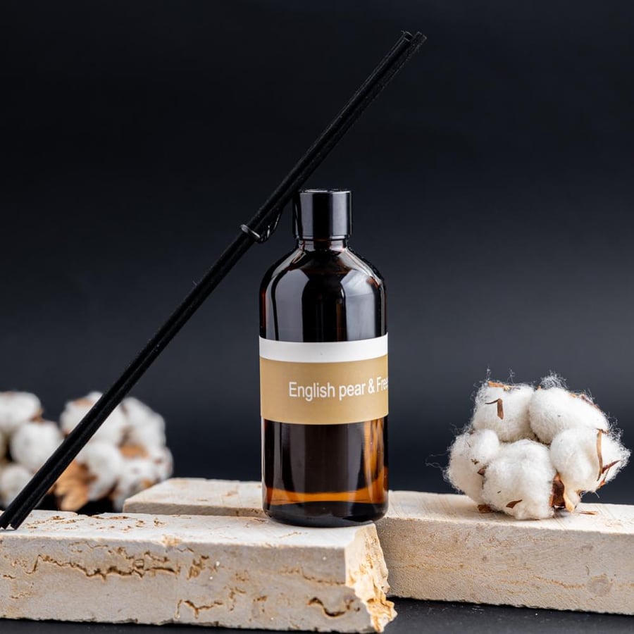 فواحة عطر بالأعواد في حامل زجاجي برائحة الكمثري الإنجليزي