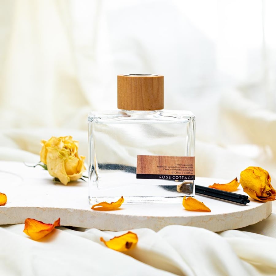 فواحة عطر بالأعواد في حامل زجاجي برائحة الورود عدد القطع 2