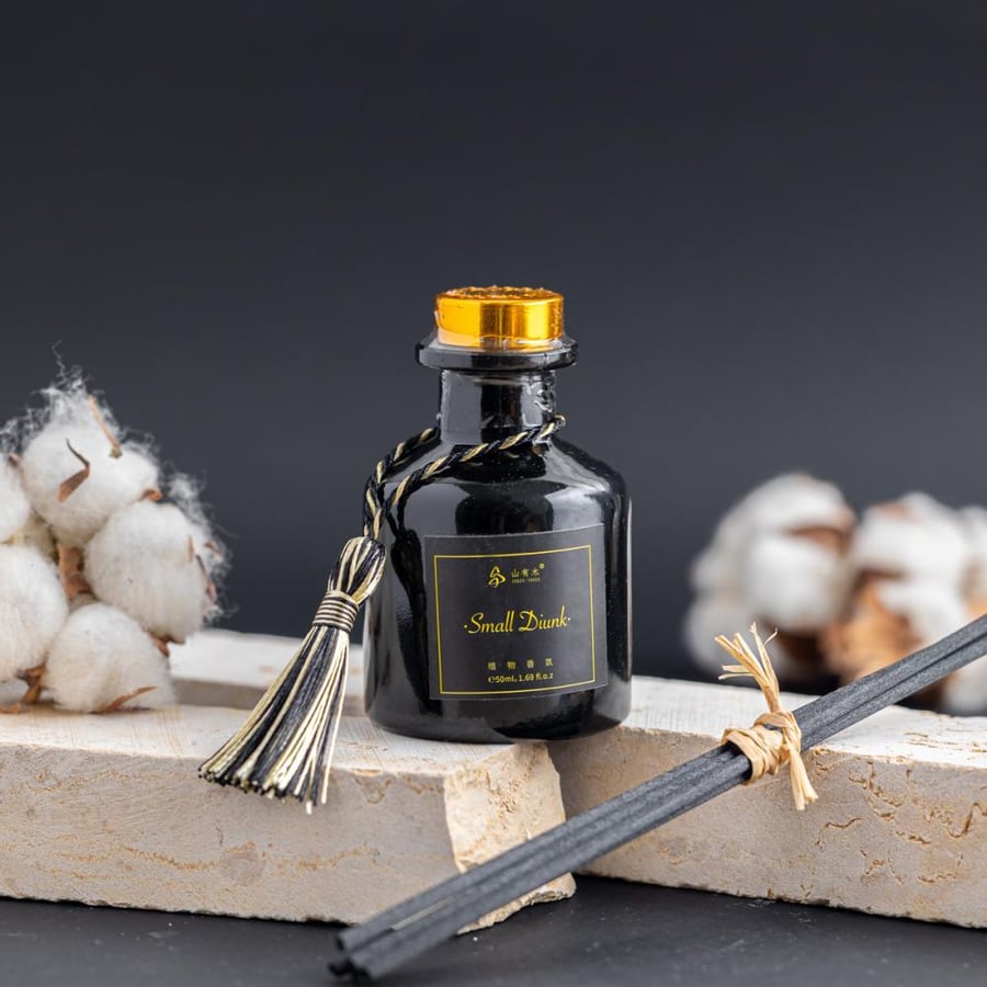 فواحة عطر بالأعواد في حامل زجاجي برائحة الساج الأحمر