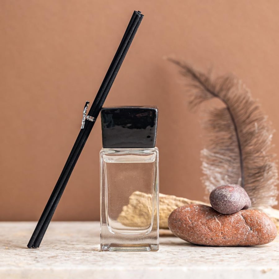 فواحة عطر بالأعواد في حامل زجاجي برائحة المحيط