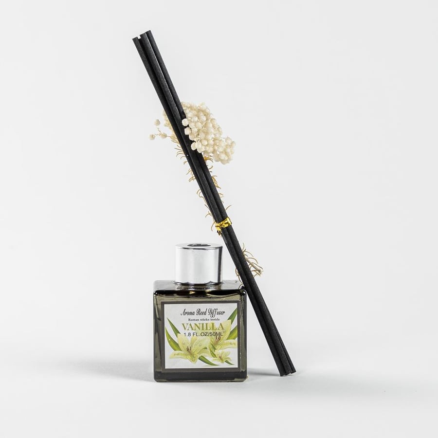 فواحة عطر بالأعواد في حامل زجاجي برائحة الفانيليا