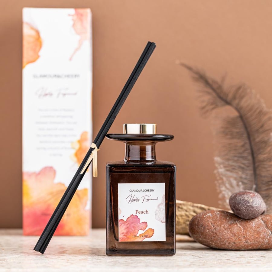 فواحة عطر بالأعواد في حامل زجاجي برائحة الخوخ