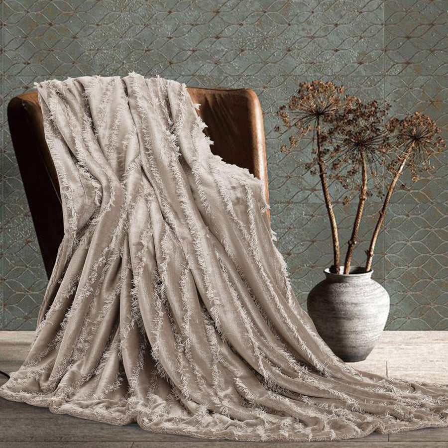 بطانية ويلا سادة خفيفة مخمل و فرو مفرد ونص محفور بيج غامق  160 × 220 سم