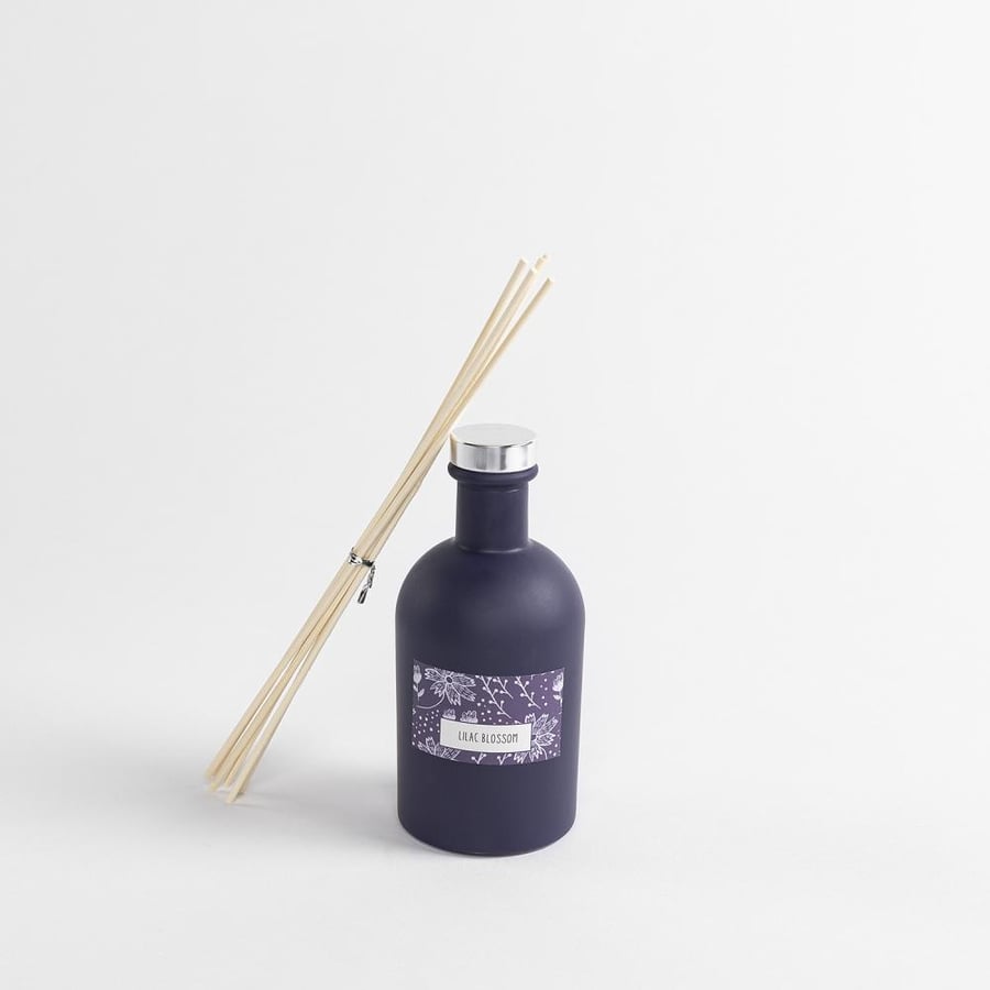 فواحة عطر بالأعواد ليلكي في حامل زجاجي