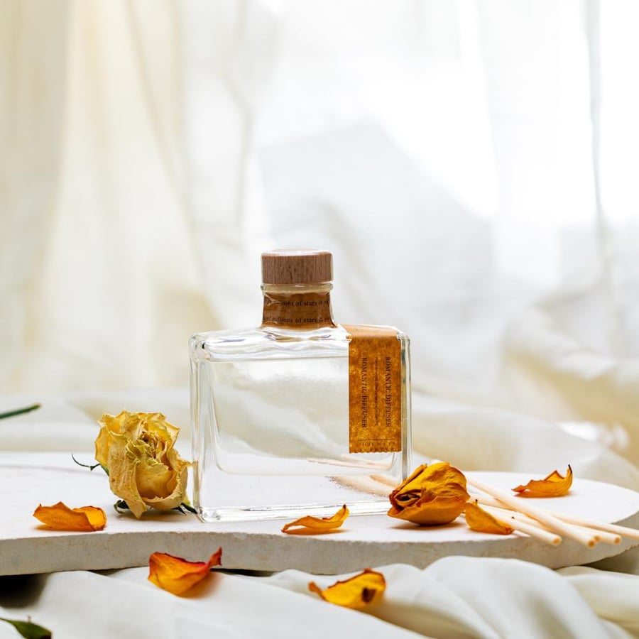 فواحة عطر بالأعواد في حامل زجاجي برائحة الشاي الويستن عدد القطع 2
