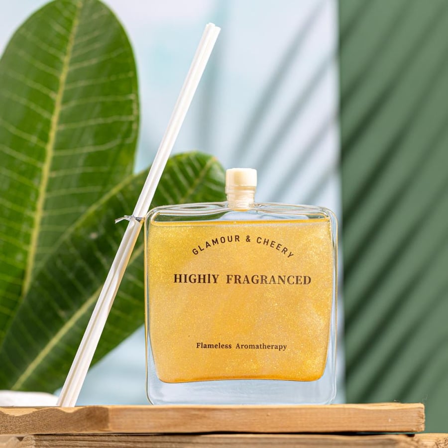 فواحة عطر بالأعواد في حامل زجاجي برائحة  أوسمانثوس