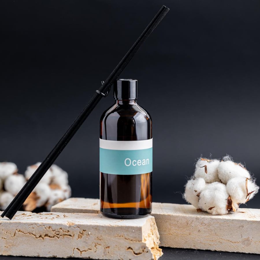 فواحة عطر بالأعواد في حامل زجاجي برائحة المحيط