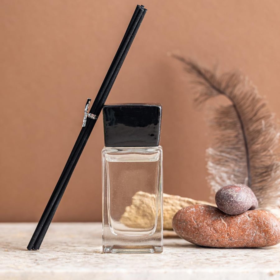فواحة عطر بالأعواد في حامل زجاجي برائحة اللافندر