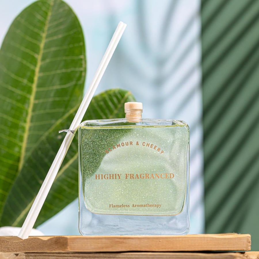 فواحة عطر بالأعواد في حامل زجاجي برائحة شانيل