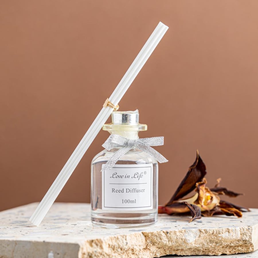 فواحة عطر بالأعواد في حامل زجاجي برائحة الليلي