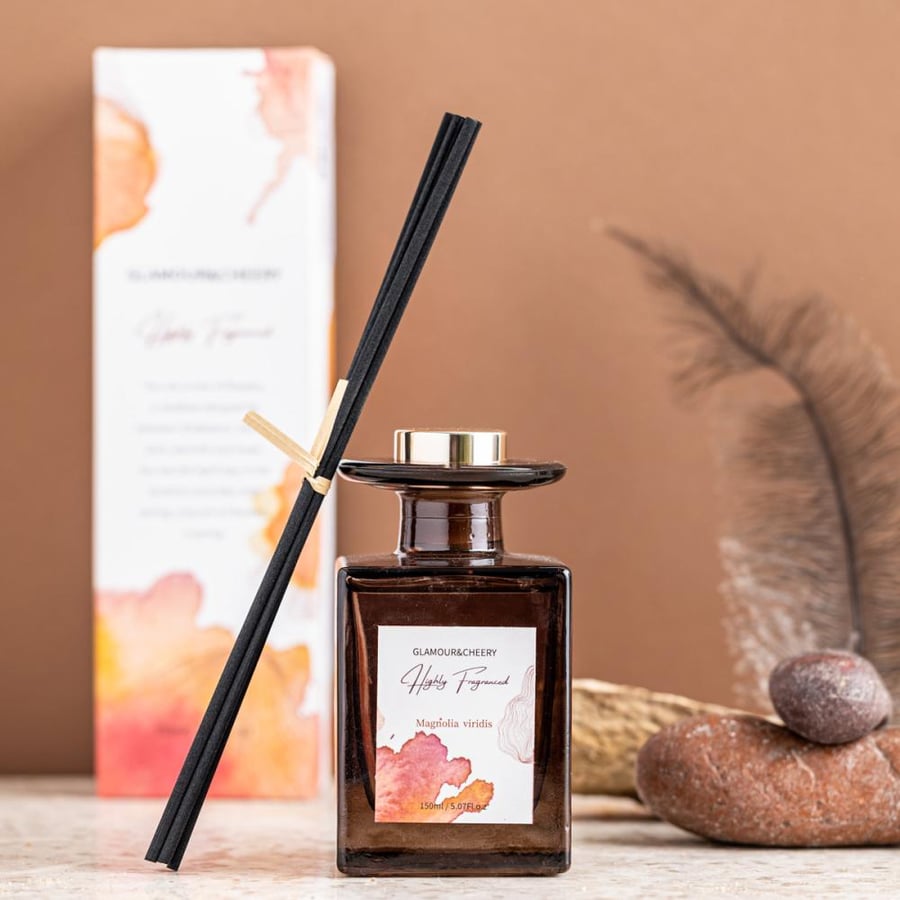 فواحة عطر بالأعواد في حامل زجاجي برائحة المانغوليا