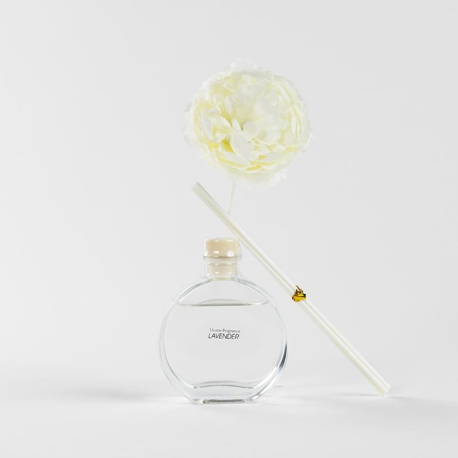 فواحة عطر بالأعواد في حامل زجاجي برائحة اللافندر