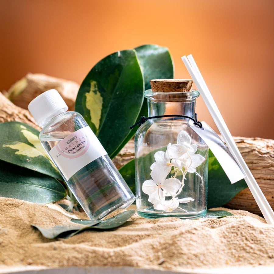 فواحة عطر بالأعواد في حامل زجاجي برائحة الورود عدد القطع 3