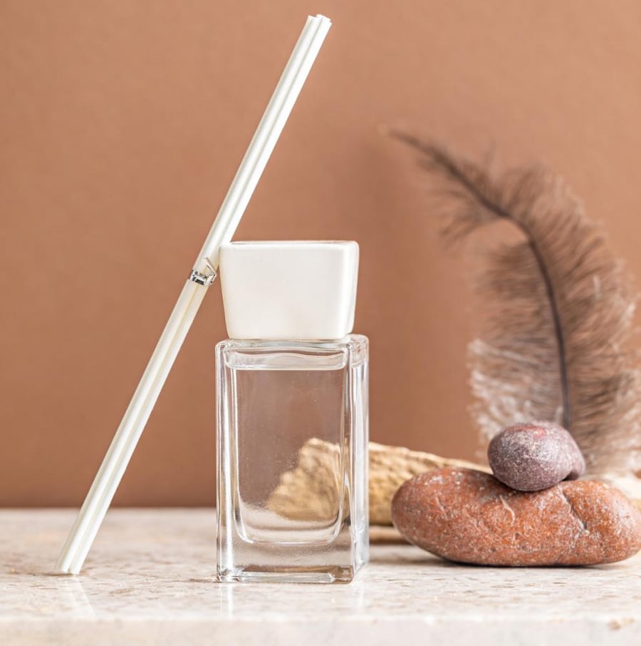 فواحة عطر بالأعواد في حامل زجاجي برائحة الورود