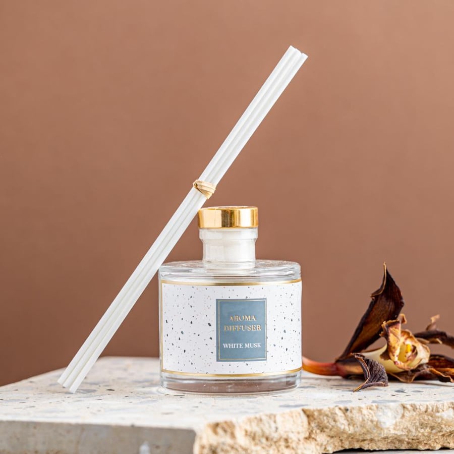 فواحة عطر بالأعواد في حامل زجاجي برائحة المسك الأبيض
