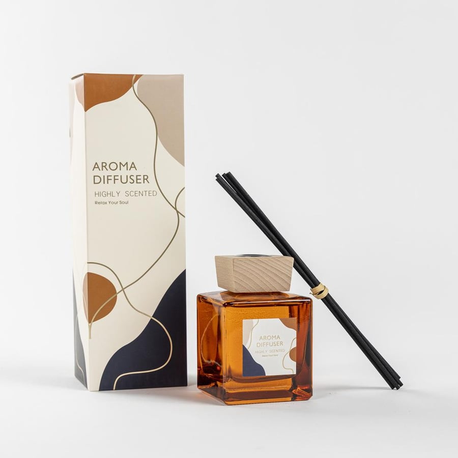 فواحة عطر بالأعواد في حامل زجاجي برائحة المسك الأبيض
