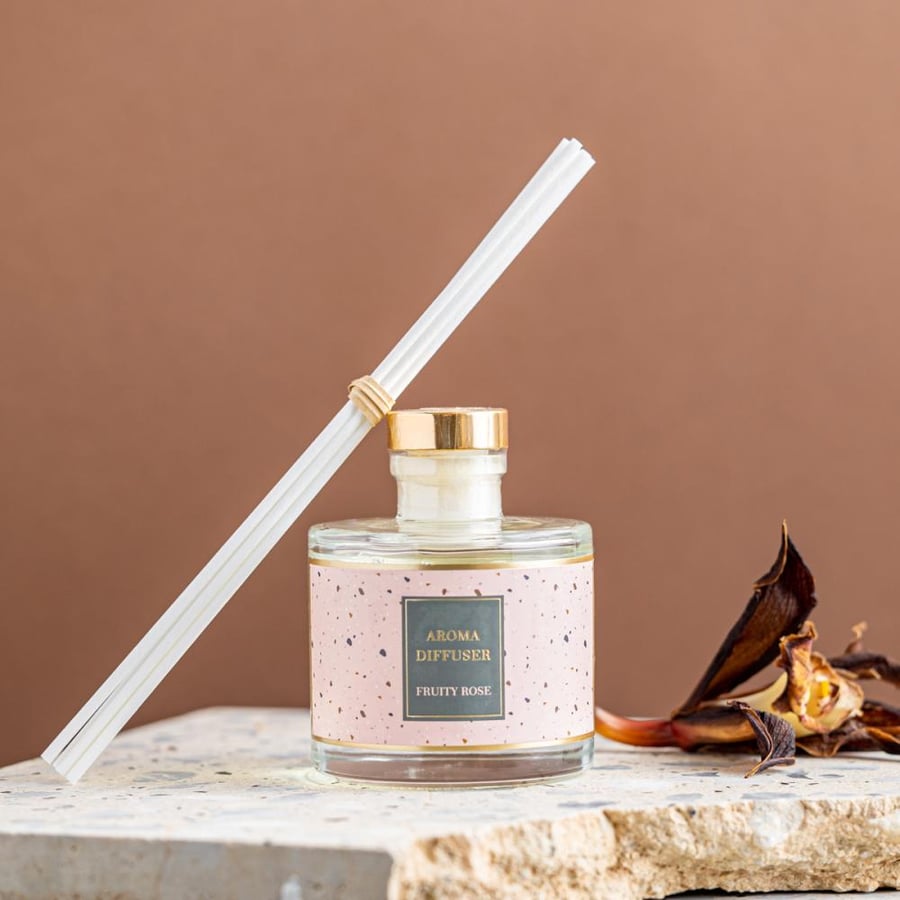 فواحة عطر بالأعواد في حامل زجاجي برائحة الفواكه و الورود