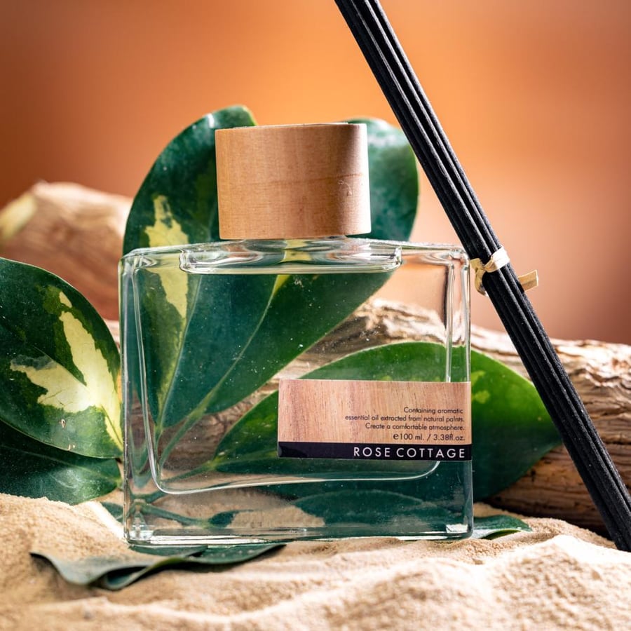 فواحة عطر بالأعواد في حامل زجاجي برائحة الياسمين و العنبر عدد القطع 2