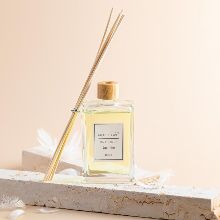 فواحة عطر بالأعواد في حامل زجاجي برائحة الياسمين