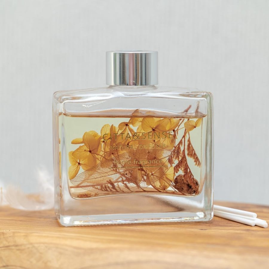فواحة عطر بالأعواد في حامل زجاجي برائحة الكمثري الانجليزي والفريزيا عدد القطع 2