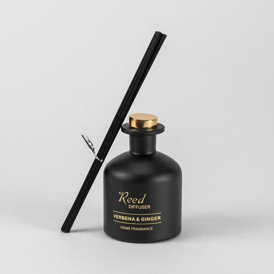 فواحة عطر بالأعواد في حامل زجاجي برائحة الفربينيا و الزنجبيل