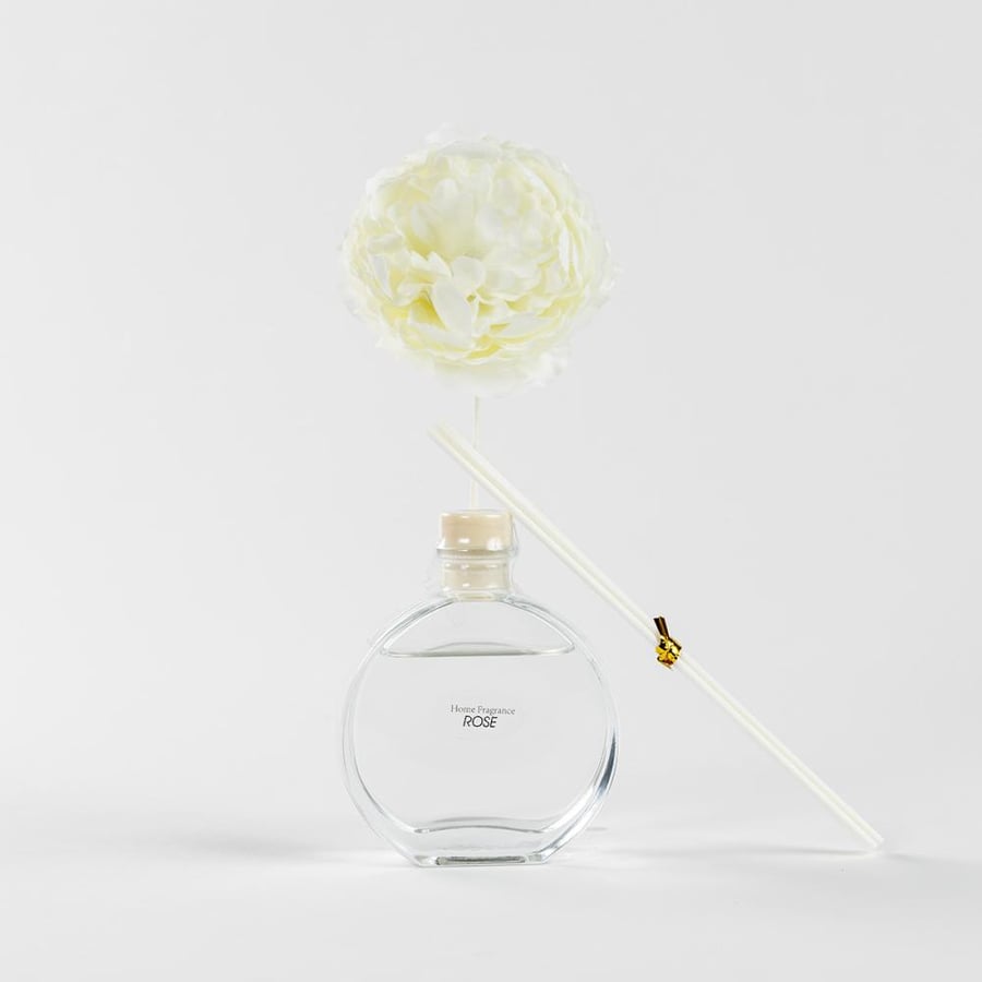 فواحة عطر بالاعواد في حامل زجاجي برائحة الورود