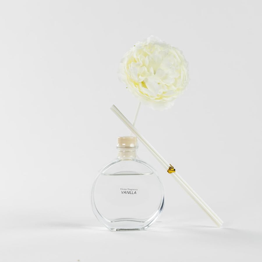 فواحة عطر بالأعواد في حامل زجاجي برائحة الفانيليا