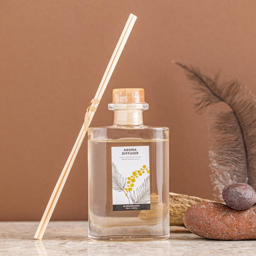 فواحة عطر بالأعواد في حامل زجاجي برائحة العنبر الأسود