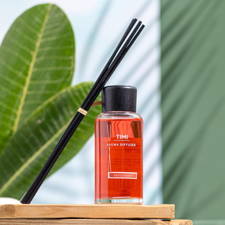 فواحة عطر بالأعواد في حامل زجاجي برائحة العنب الأحمر