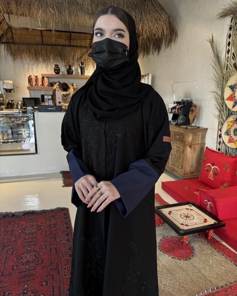 عباية تطريز اسود والكم كحلي نص كلوش - قماش كريب واقف