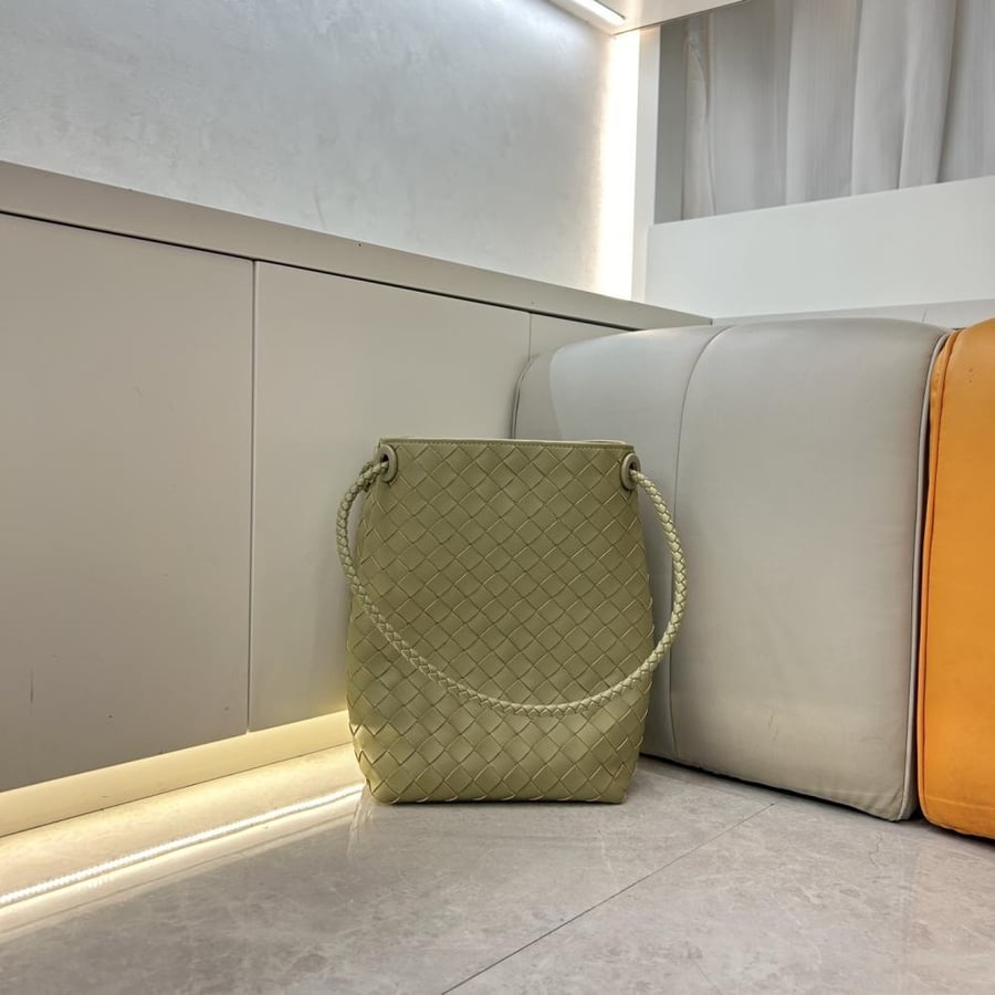 Bottega Veneta Andiamo New Bucket Bag 21cm